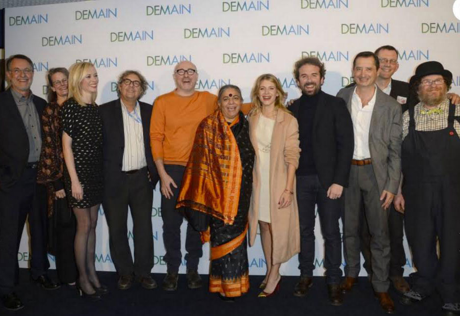Tony and Liz (far left) with cast members of the film, Demain.